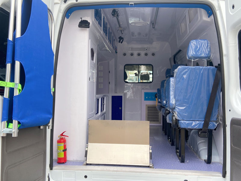 福特V348長軸高頂客運（福星頂）救護(hù)車