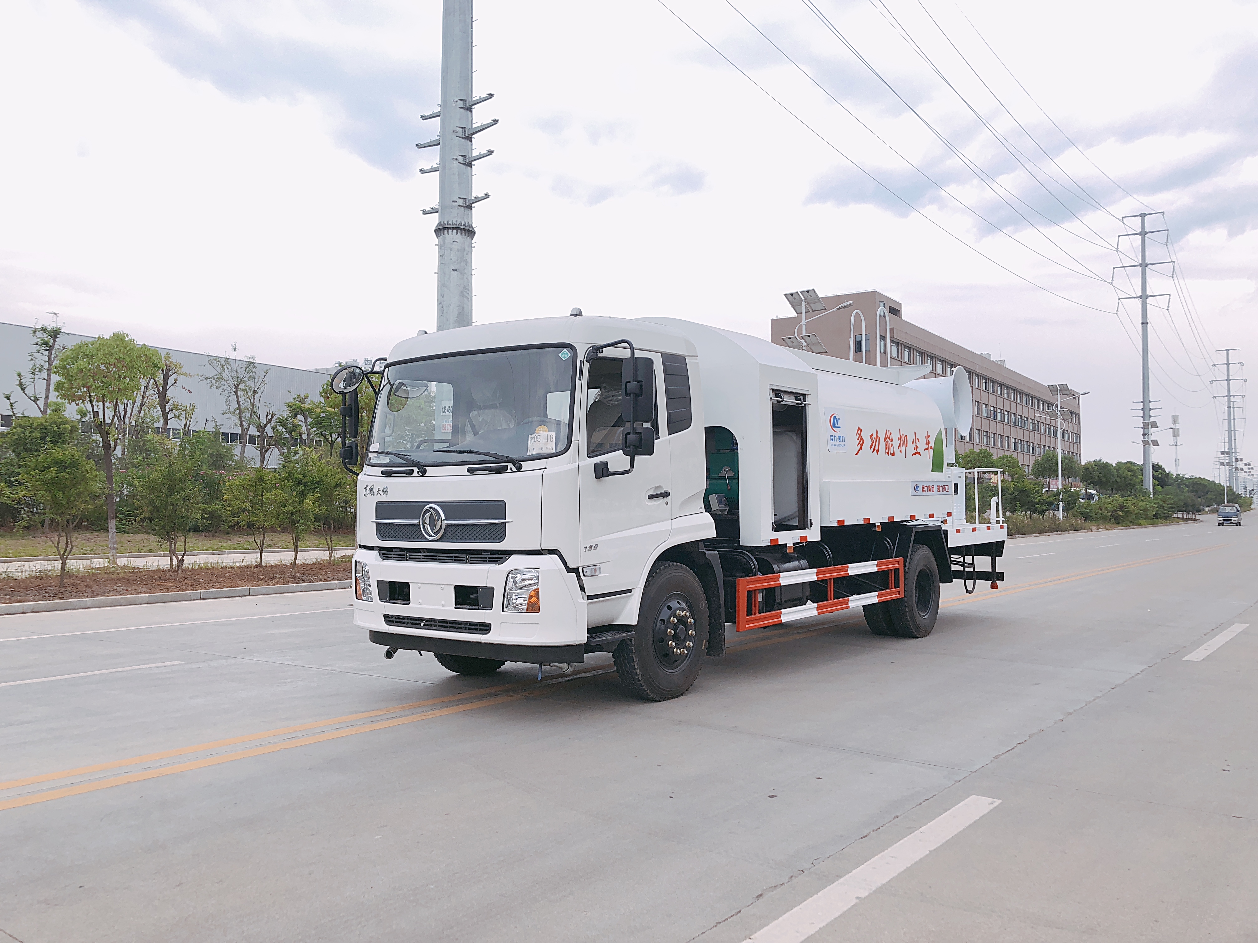 城市防疫——東風(fēng)天錦多功能抑塵灑水車