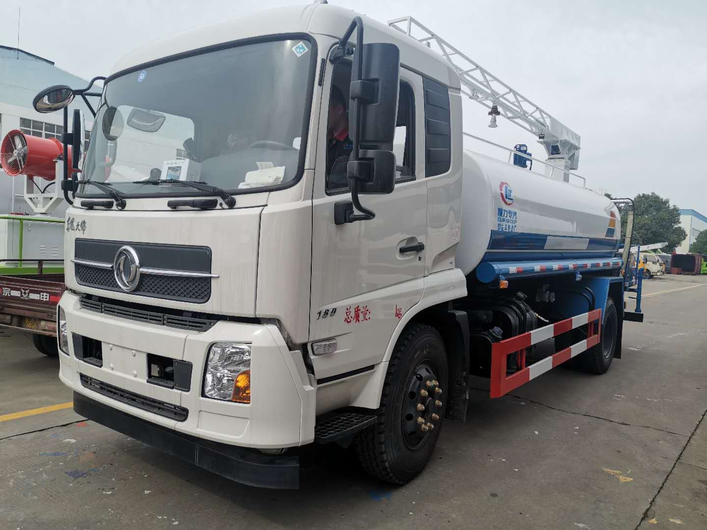 復工消毒--東風天錦車輛通過消毒車