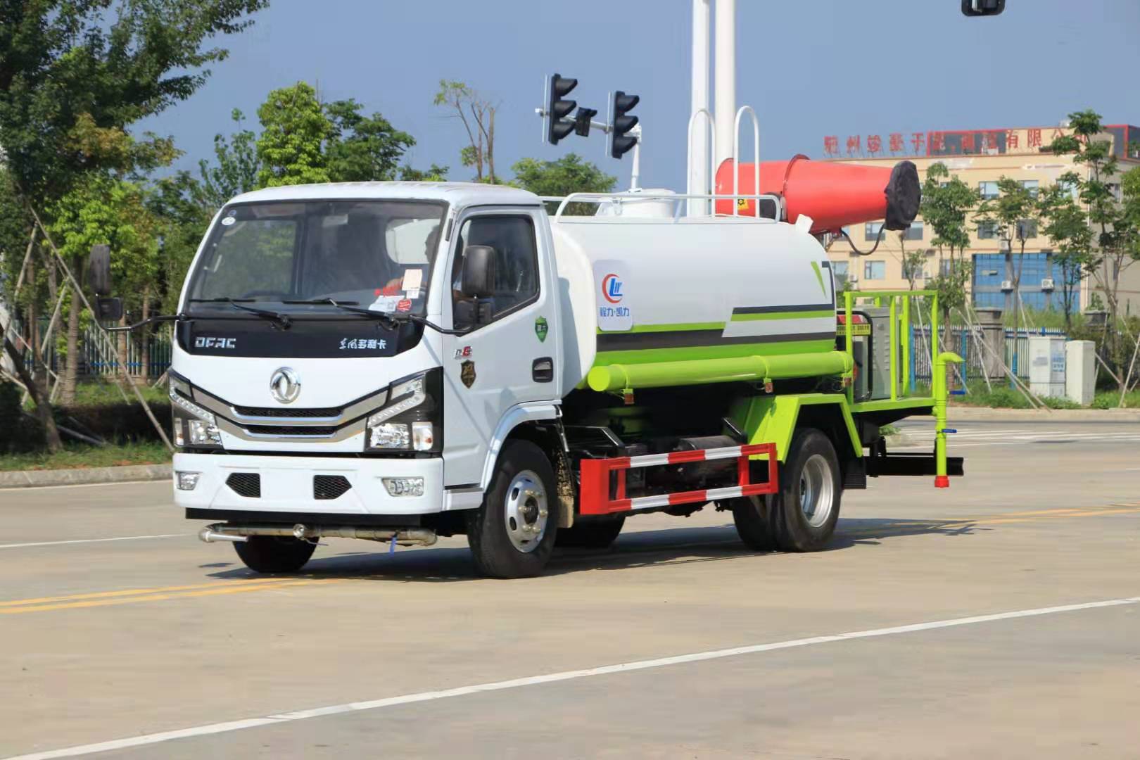 國(guó)六東風(fēng)5噸噴霧車報(bào)價(jià)_多利卡噴霧灑水車圖片_工地抑塵噴霧車廠家