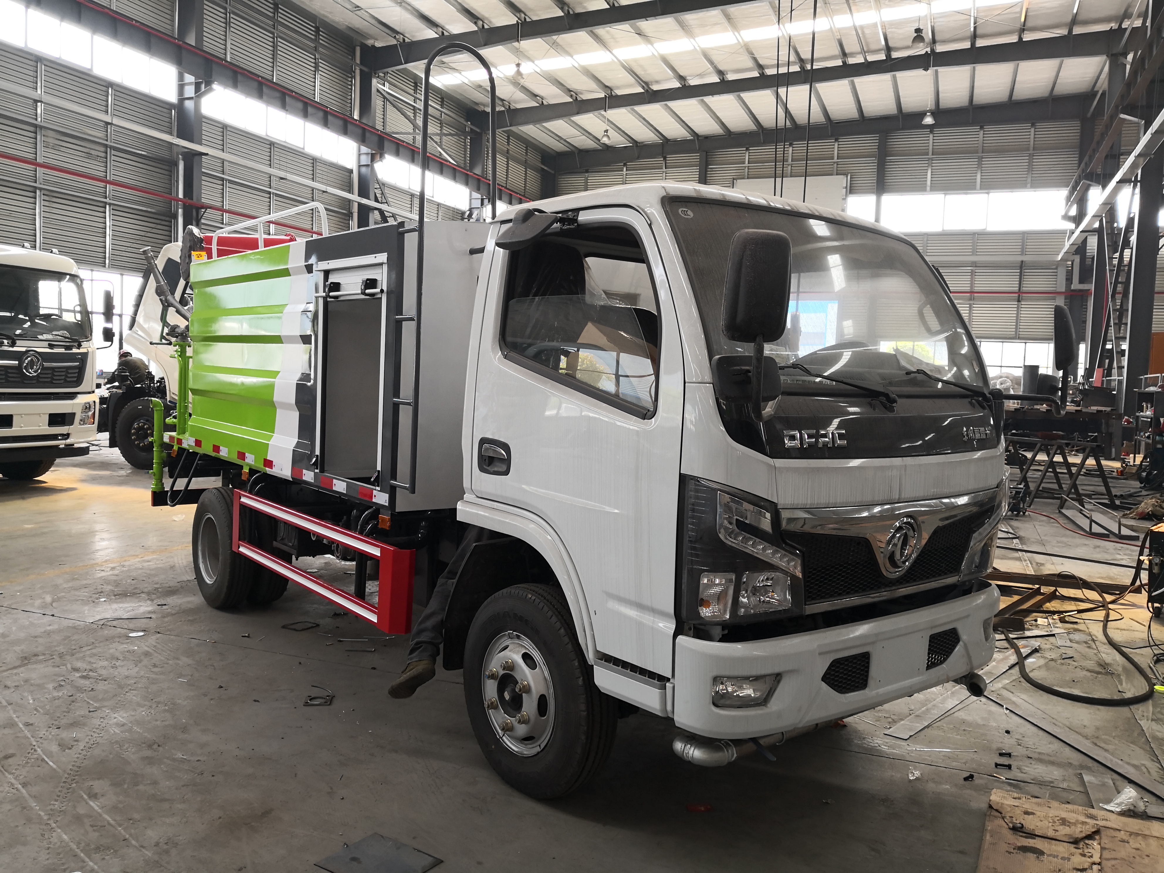 國(guó)六東風(fēng)5噸抑塵灑水車發(fā)車?yán)玻<div   id=