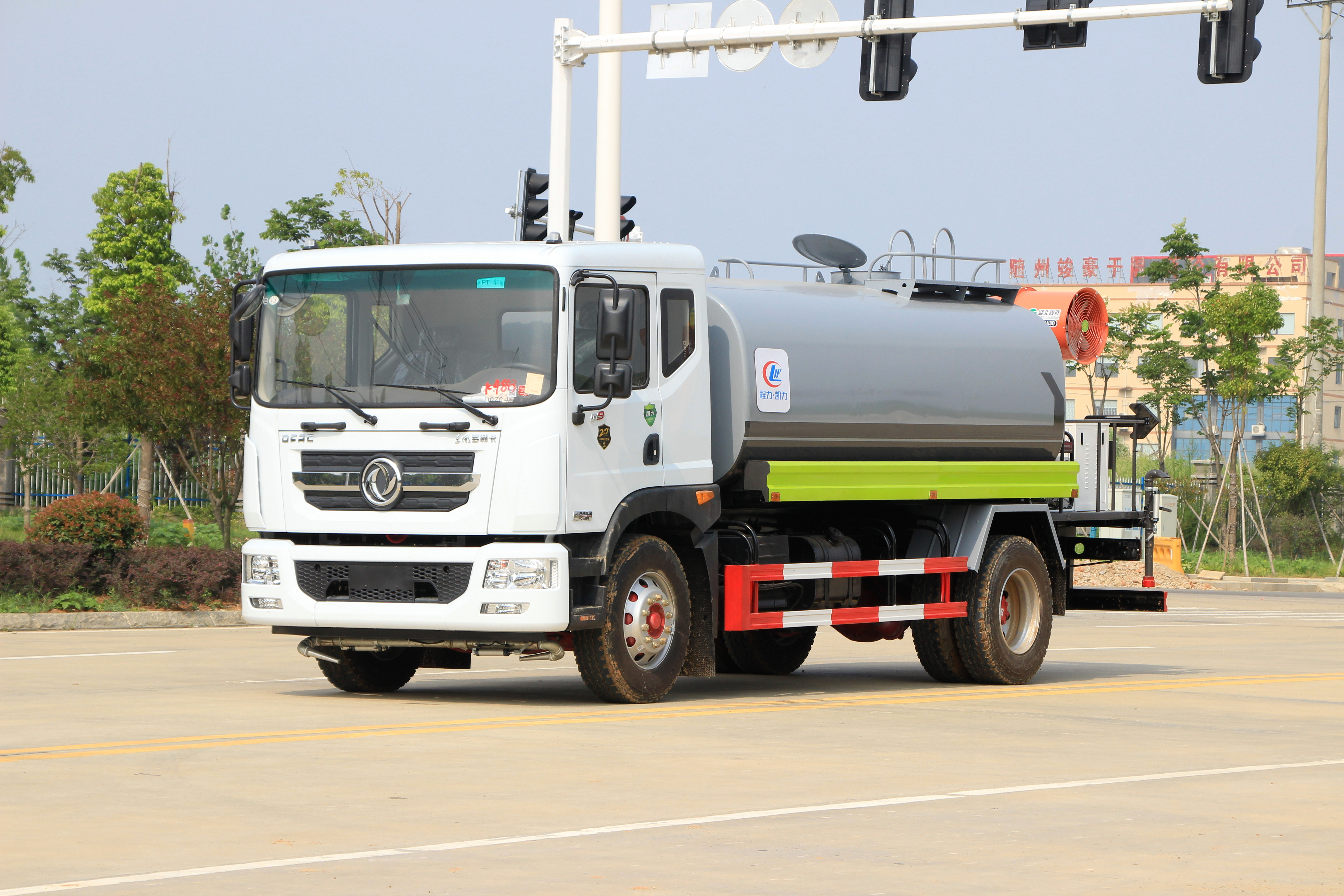 國(guó)六12噸環(huán)衛(wèi)噴霧車(chē)_抑塵消毒打藥車(chē)_霧炮灑水車(chē)