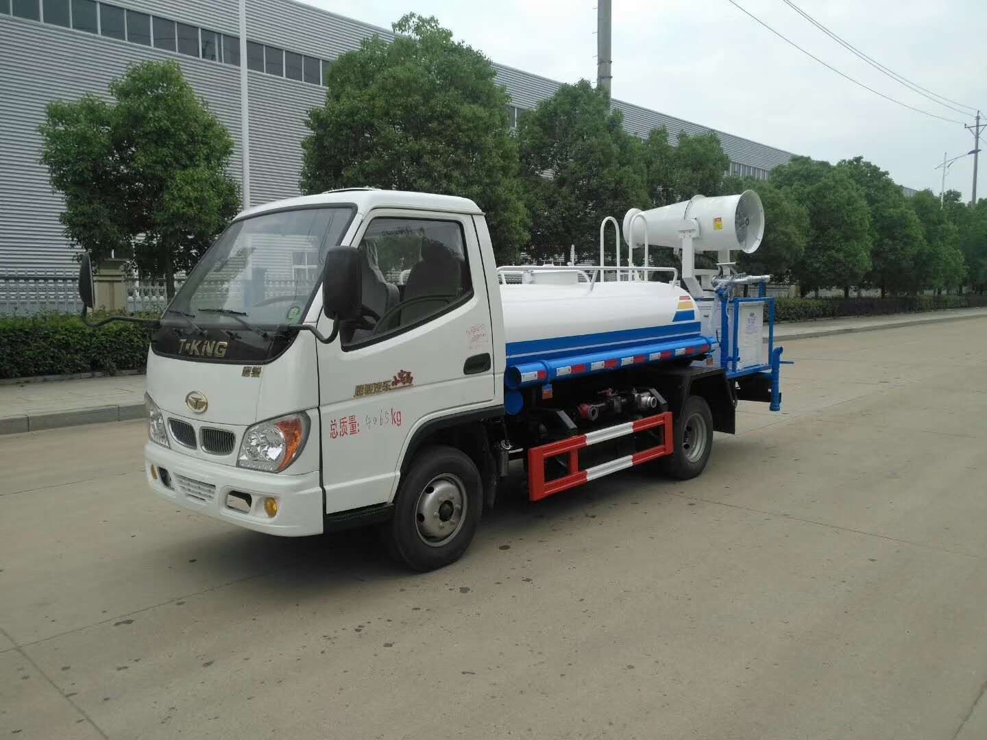 唐駿2噸藍(lán)牌環(huán)衛(wèi)灑水車_綠化噴灑車_噴霧抑塵車