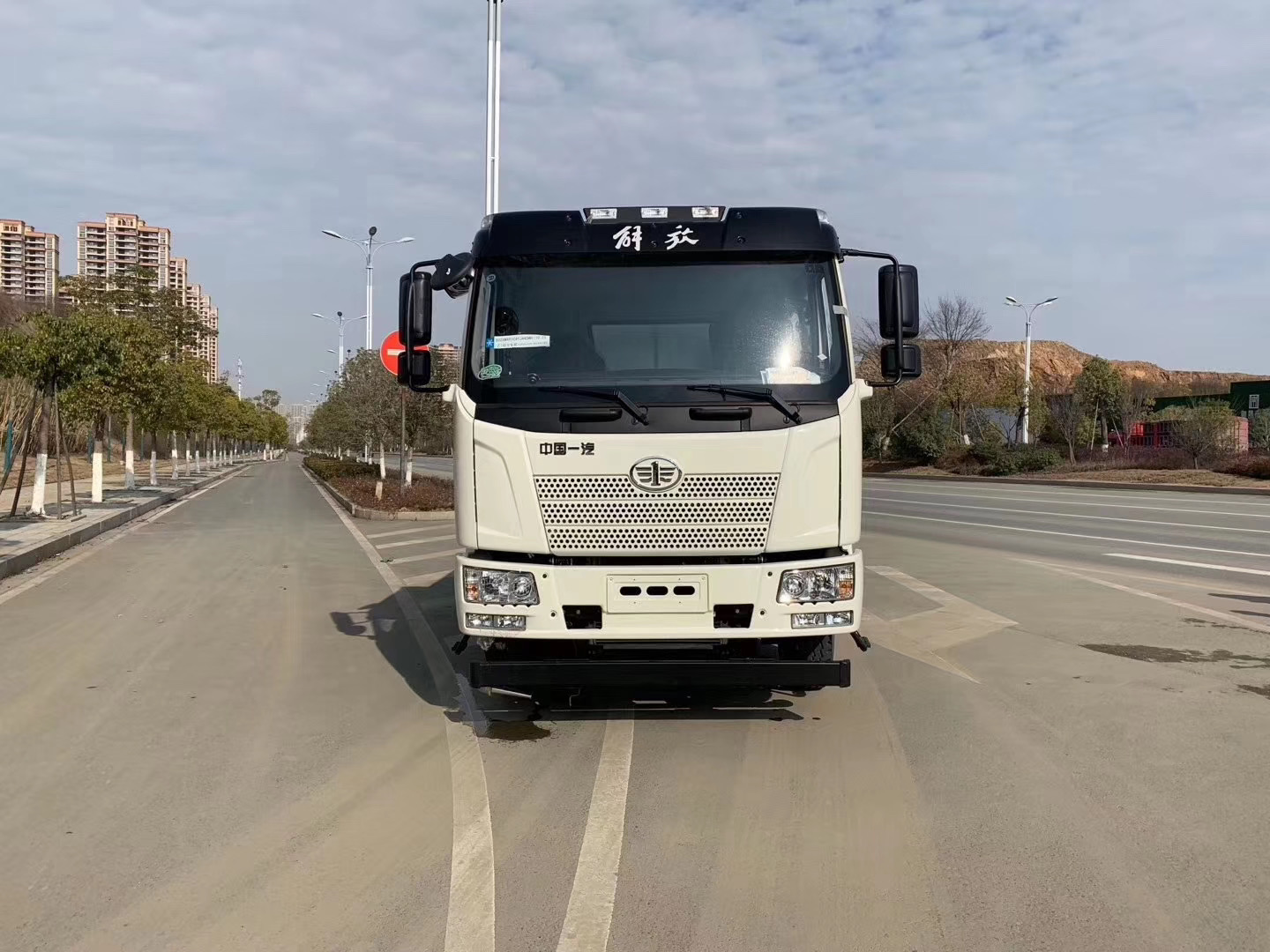 國六解放J6環(huán)衛(wèi)灑水車_綠化噴灑車_可上京牌灑水車