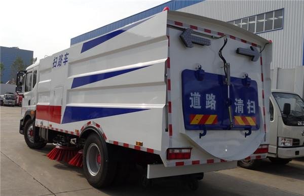 東風(fēng)多利卡D9大型道路清掃車