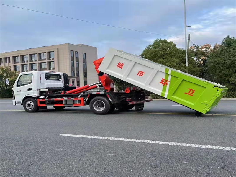 飛碟藍(lán)牌勾臂建筑垃圾清運(yùn)車