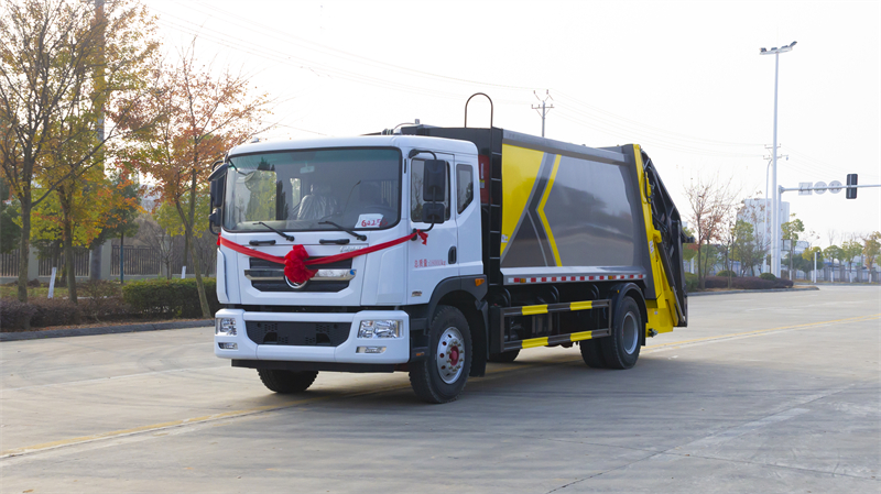 18方東風(fēng)多利卡D9壓縮垃圾車