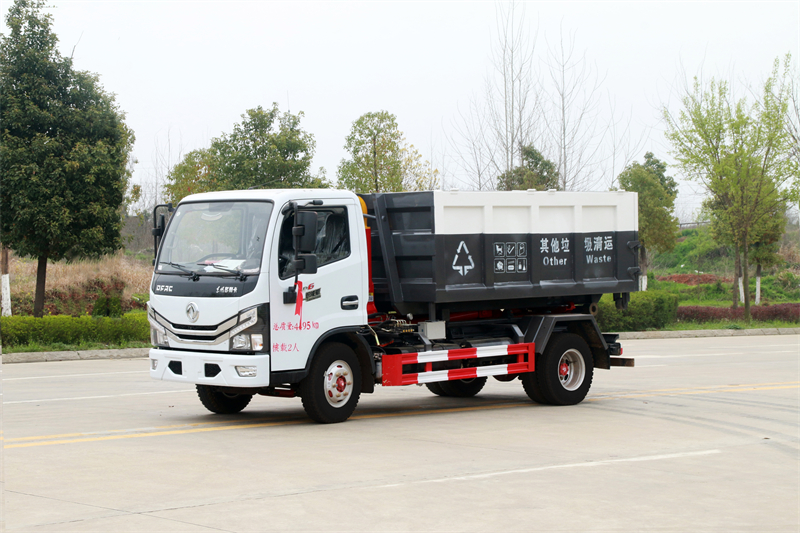 藍(lán)牌東風(fēng)勾臂垃圾車