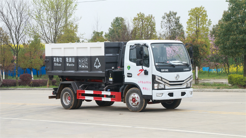 藍(lán)牌東風(fēng)勾臂垃圾車