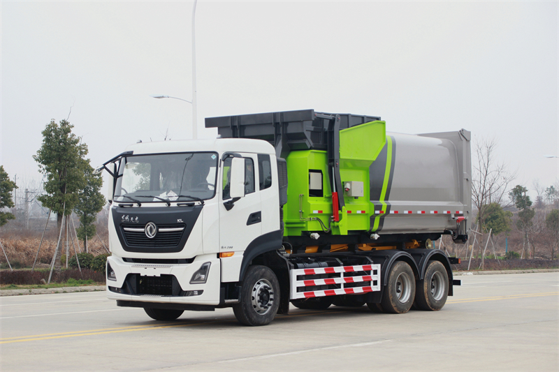 東風天龍勾臂垃圾車