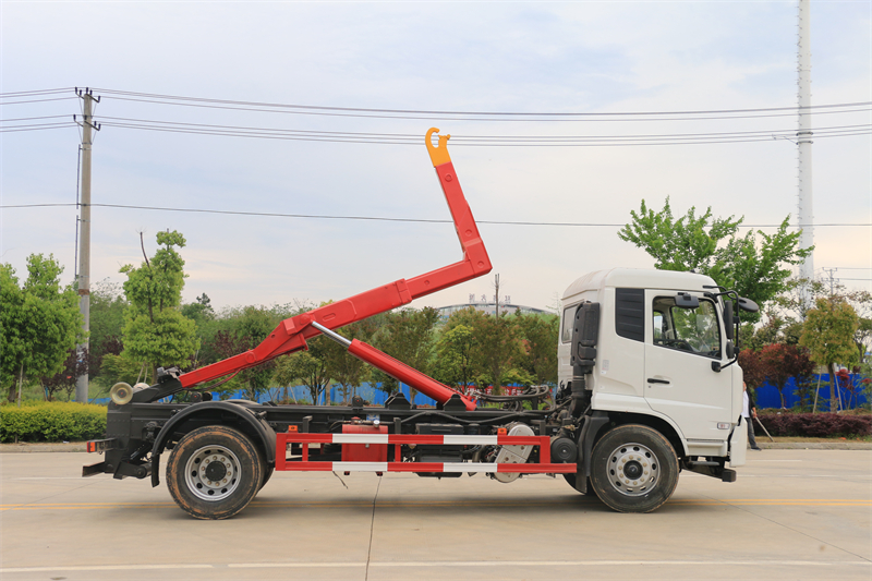 東風(fēng)天錦勾臂垃圾車