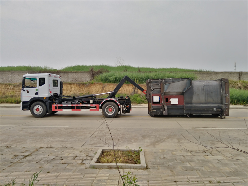 東風(fēng)多利卡D9勾臂垃圾車