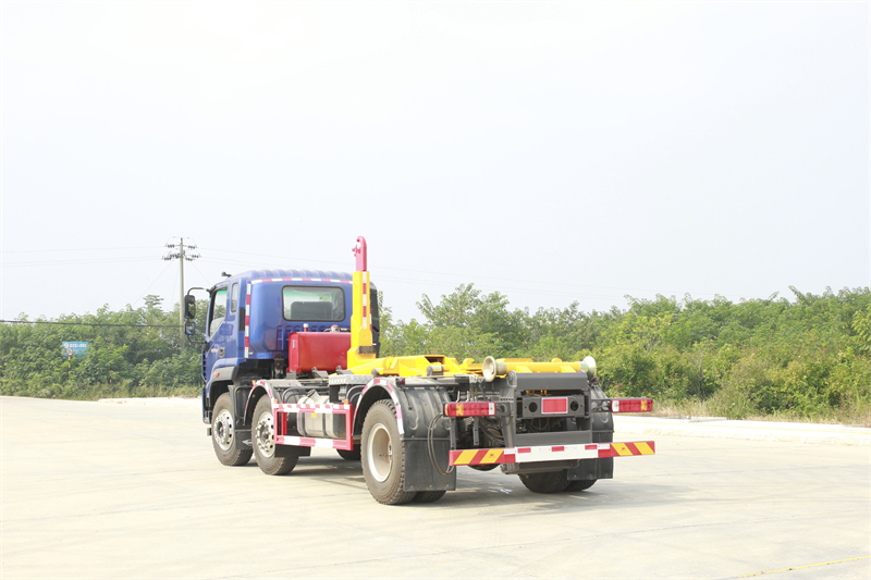 福田小三軸勾臂垃圾車