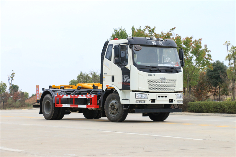 解放J6勾臂垃圾車
