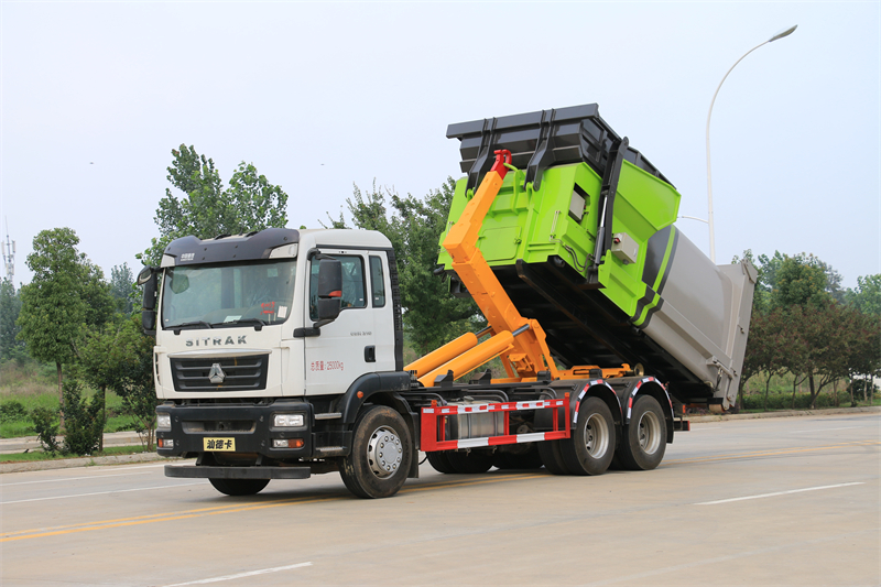 重汽后八輪勾臂垃圾車