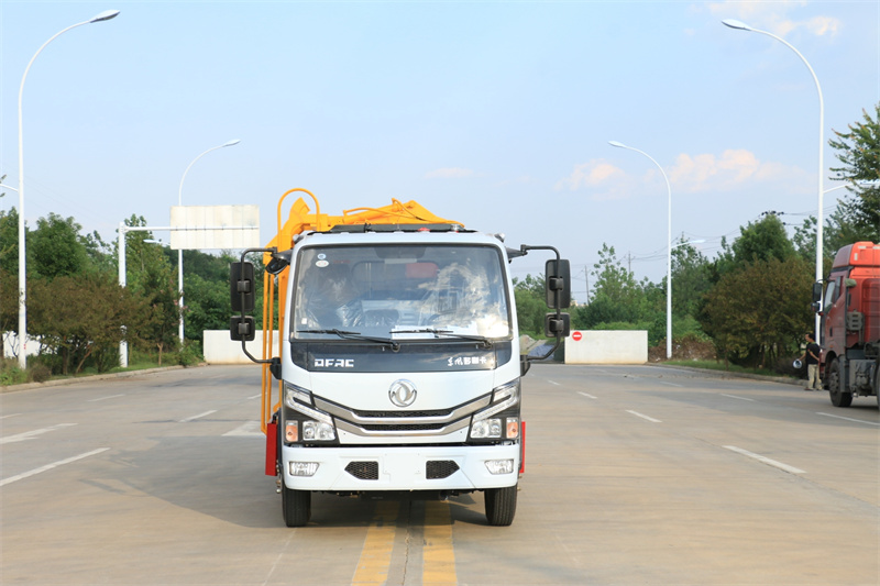 東風(fēng)藍(lán)牌7方掛桶壓縮垃圾車(chē)
