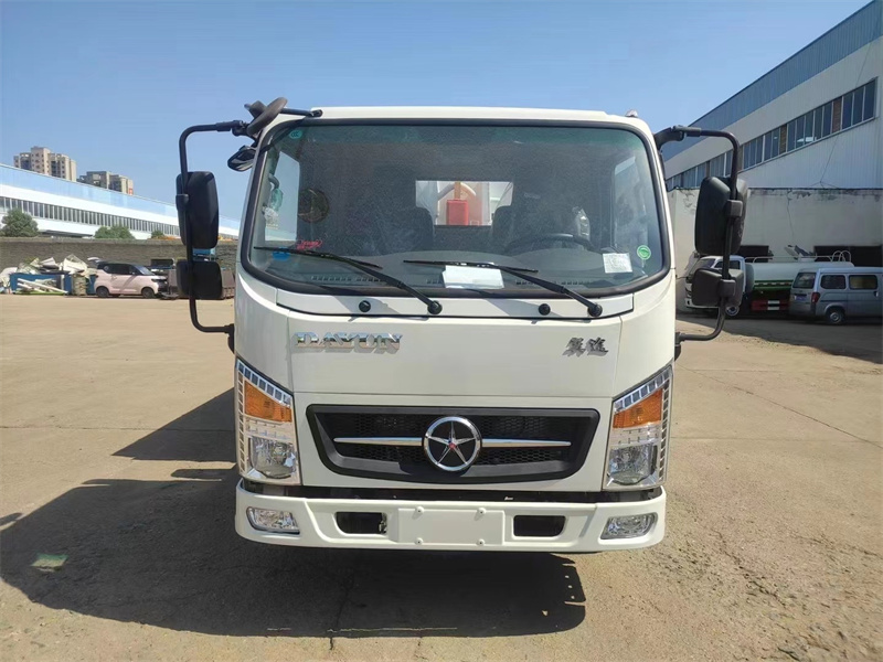 大運翼途藍(lán)牌勾臂垃圾車