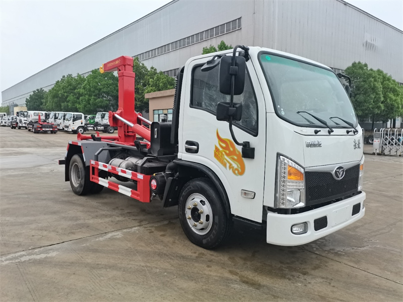藍(lán)牌重汽豪曼勾臂垃圾車(chē)