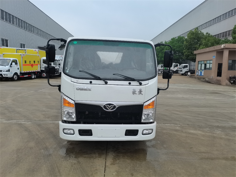藍(lán)牌重汽豪曼勾臂垃圾車(chē)