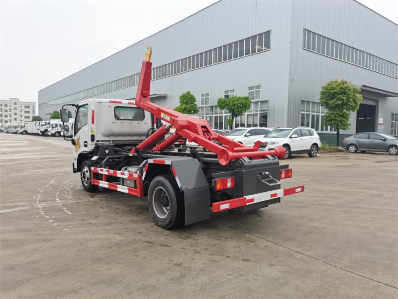 藍(lán)牌重汽豪曼勾臂垃圾車(chē)