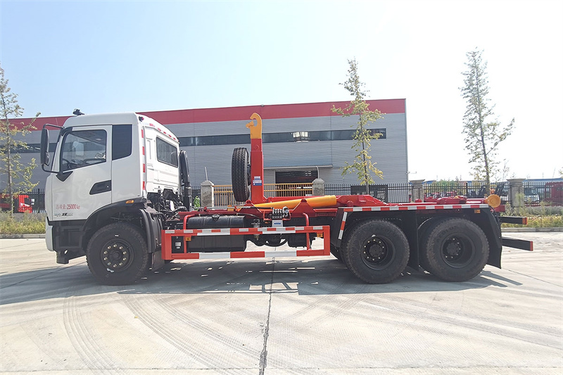 東風天錦后八輪勾臂垃圾車
