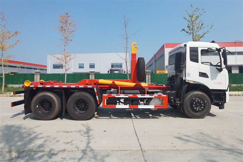 東風天錦后八輪勾臂垃圾車