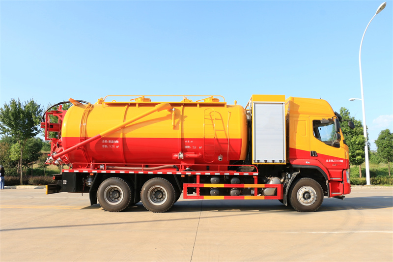 柳汽乘龍后八輪清洗吸污車