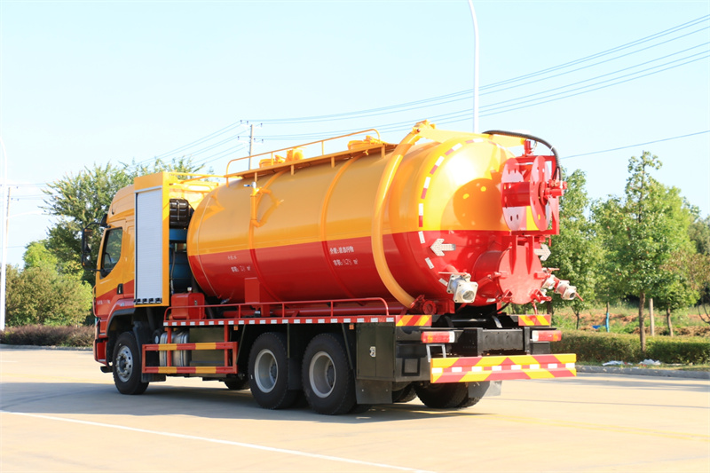 柳汽乘龍后八輪清洗吸污車