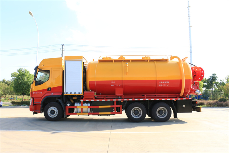 柳汽乘龍后八輪清洗吸污車