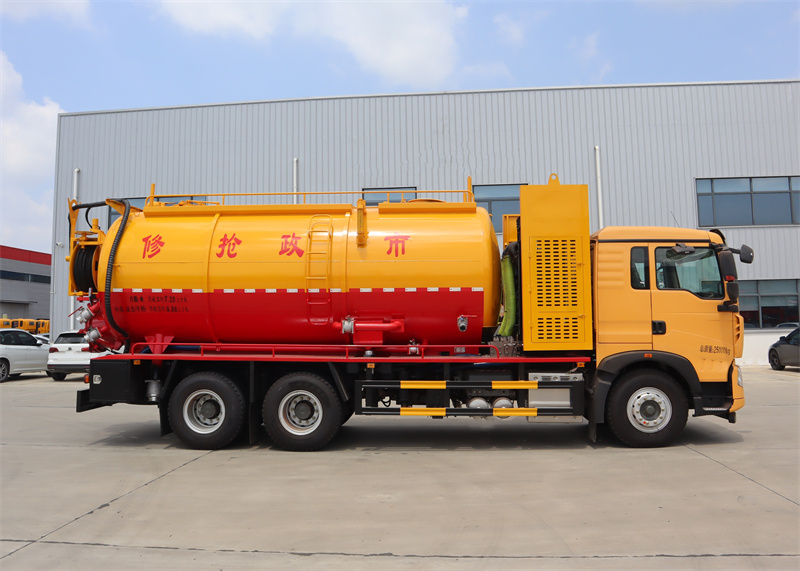 重汽豪沃后八輪清洗吸污車
