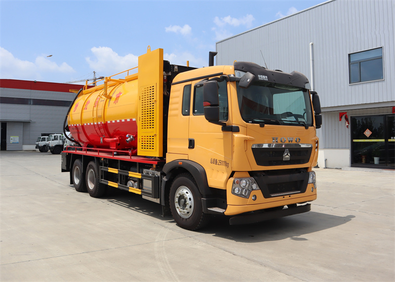 重汽豪沃后八輪清洗吸污車