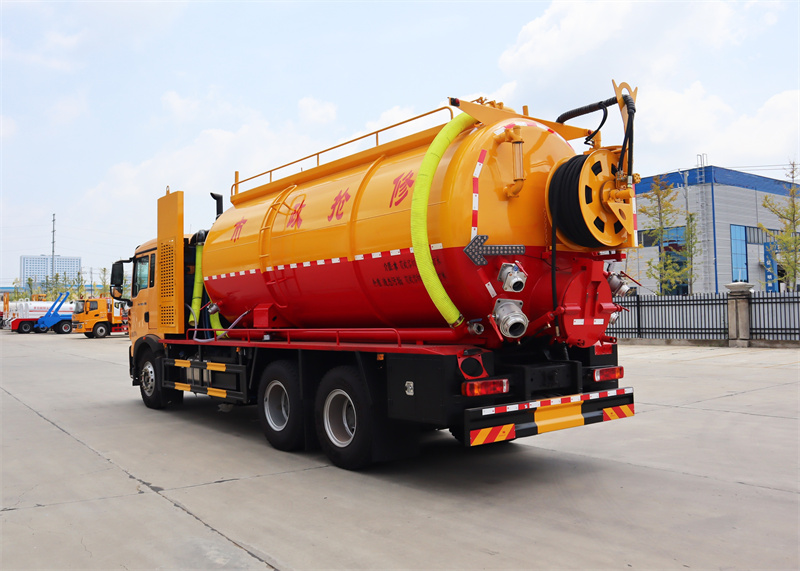 重汽豪沃后八輪清洗吸污車