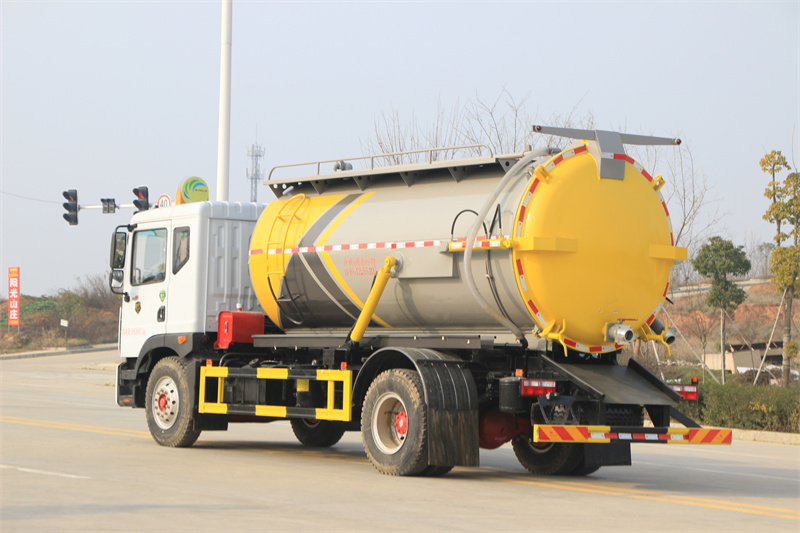 12方東風(fēng)多利卡D9吸污車