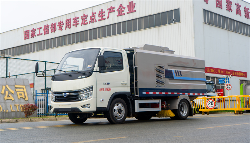 純電動(dòng)福田領(lǐng)航4方道路洗掃車