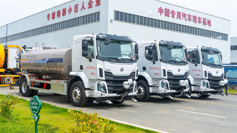 柳汽M3純電動(dòng)綠化噴灑車批量發(fā)車引領(lǐng)環(huán)衛(wèi)綠化新潮流