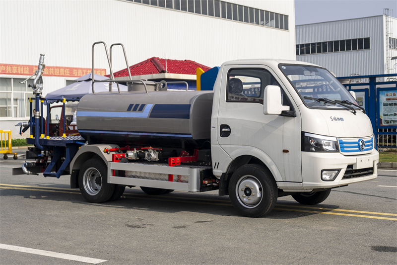 3方東風(fēng)華神純電動(dòng)綠化噴灑車您的綠色守護(hù)者