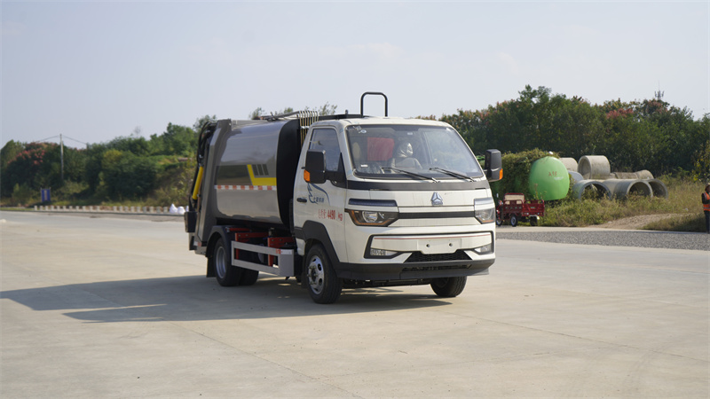 藍(lán)牌重汽5方壓縮垃圾車