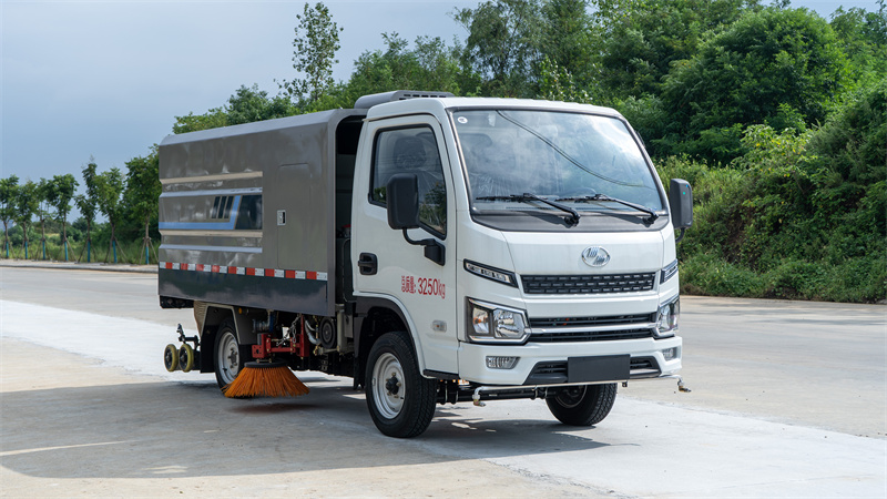  純電動(dòng)4方上汽躍進(jìn)道路洗掃車