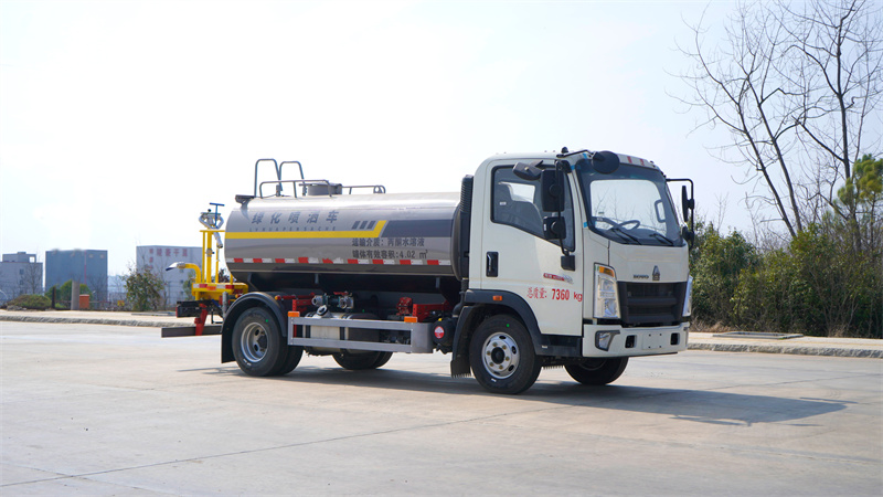 重汽豪沃5方綠化噴灑車