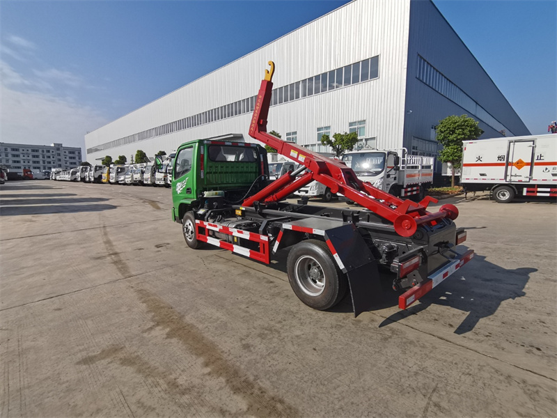  藍(lán)牌重汽王牌8方勾臂垃圾車