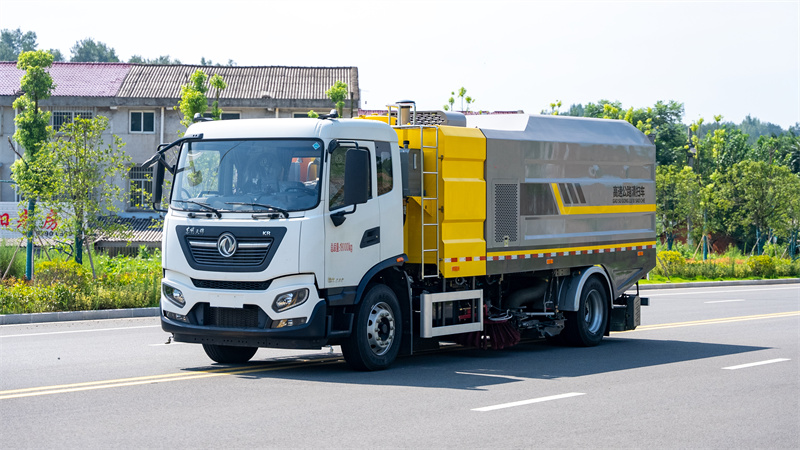 東風(fēng)天錦高速公路清掃車