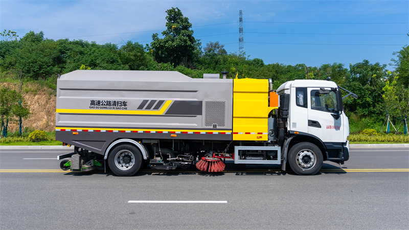 東風(fēng)天錦高速公路清掃車