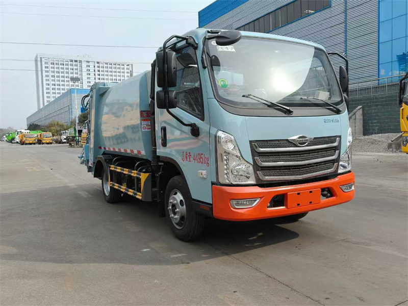 福田領(lǐng)航M5藍牌壓縮垃圾車讓垃圾清運更上層樓