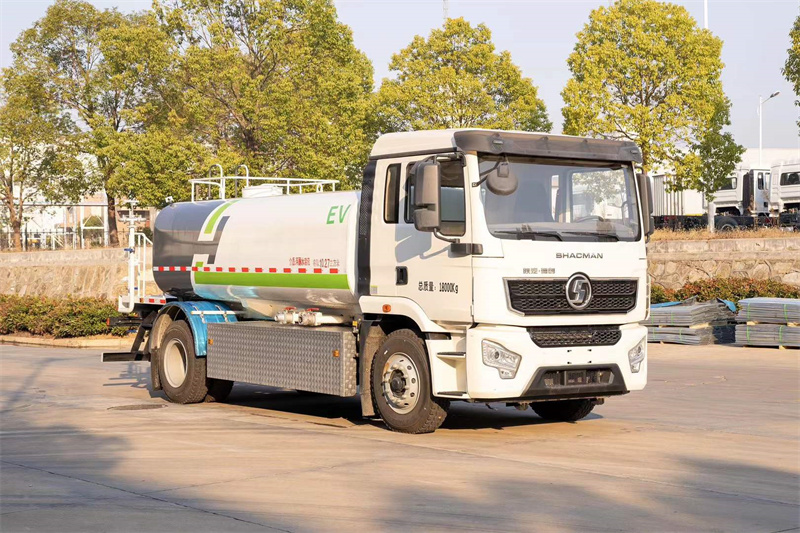 陜汽德創(chuàng)純電動12噸灑水車守護(hù)每一片清新