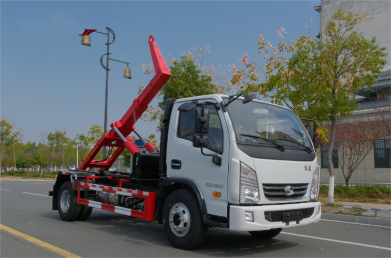 藍(lán)牌躍進(jìn)勾臂垃圾車