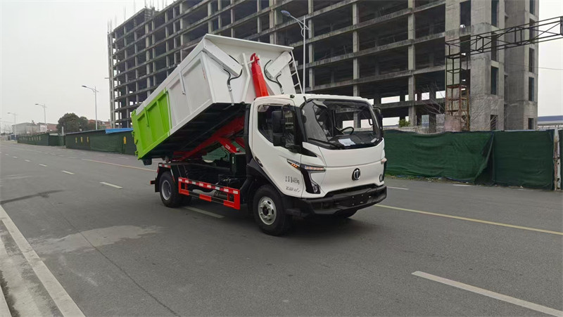 藍(lán)牌飛碟W7勾臂垃圾車