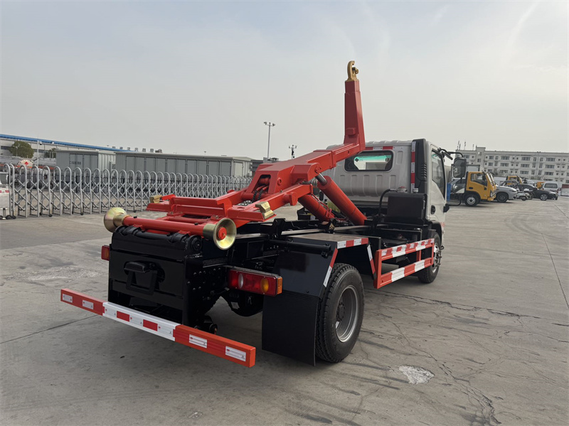 藍(lán)牌東風(fēng)拓行勾臂垃圾車