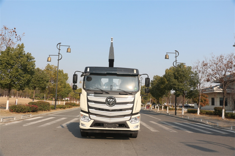 福田歐曼鉤臂垃圾車