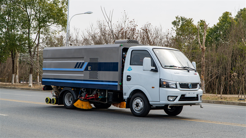 4方東風(fēng)途逸純電動(dòng)道路洗掃車(chē)